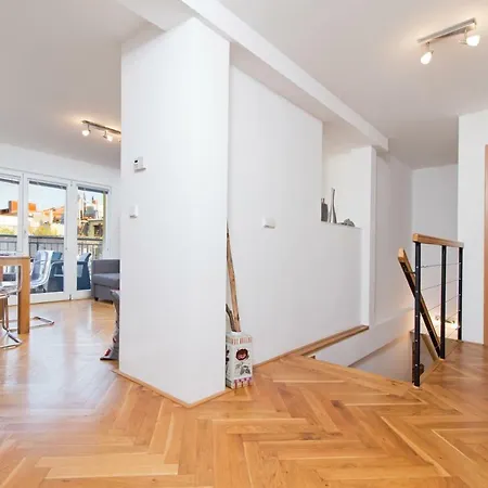 Rooftop Appt With Castle View & Terrace Апартаменты *